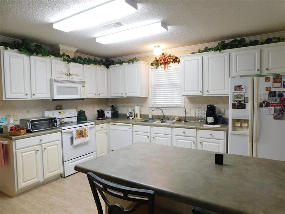 待售: $196,000 (2 贝兹, 2 浴室, 1296 平方英尺)