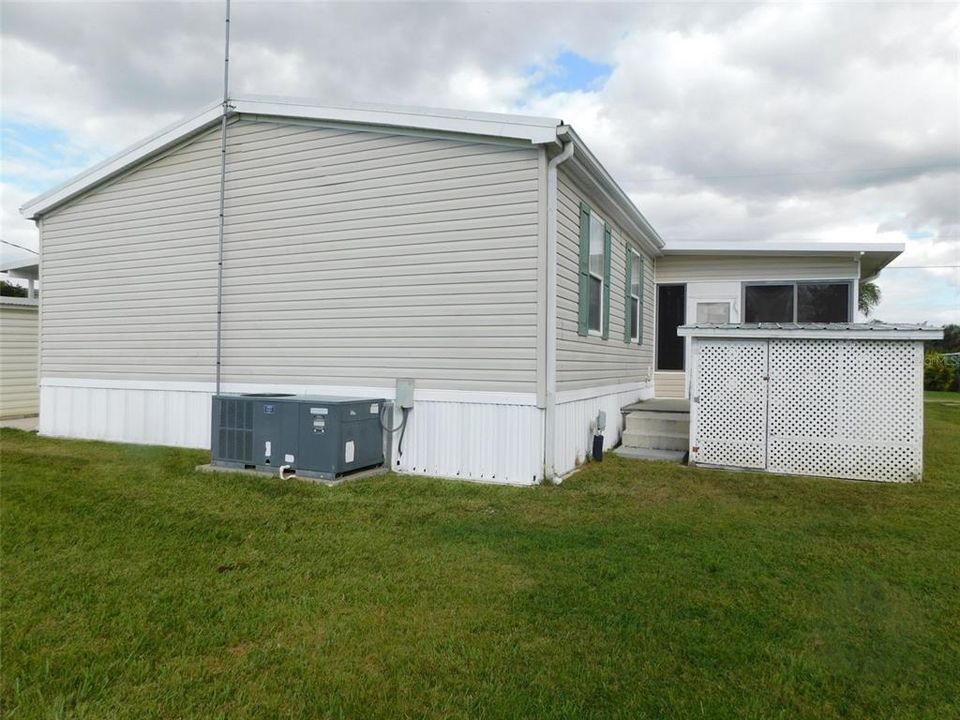 待售: $196,000 (2 贝兹, 2 浴室, 1296 平方英尺)