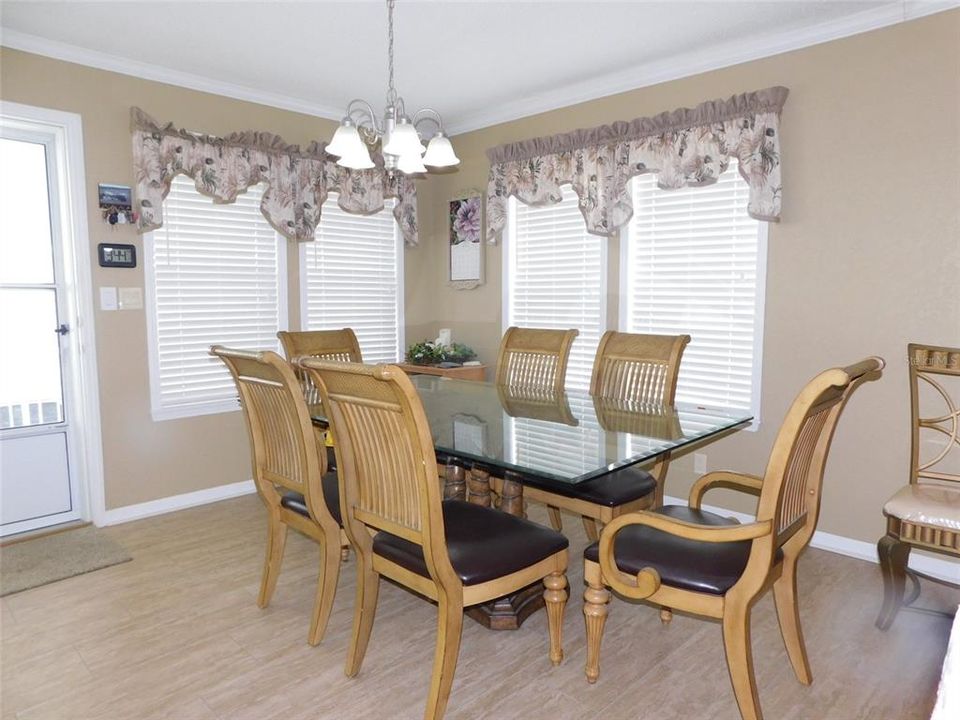 待售: $196,000 (2 贝兹, 2 浴室, 1296 平方英尺)