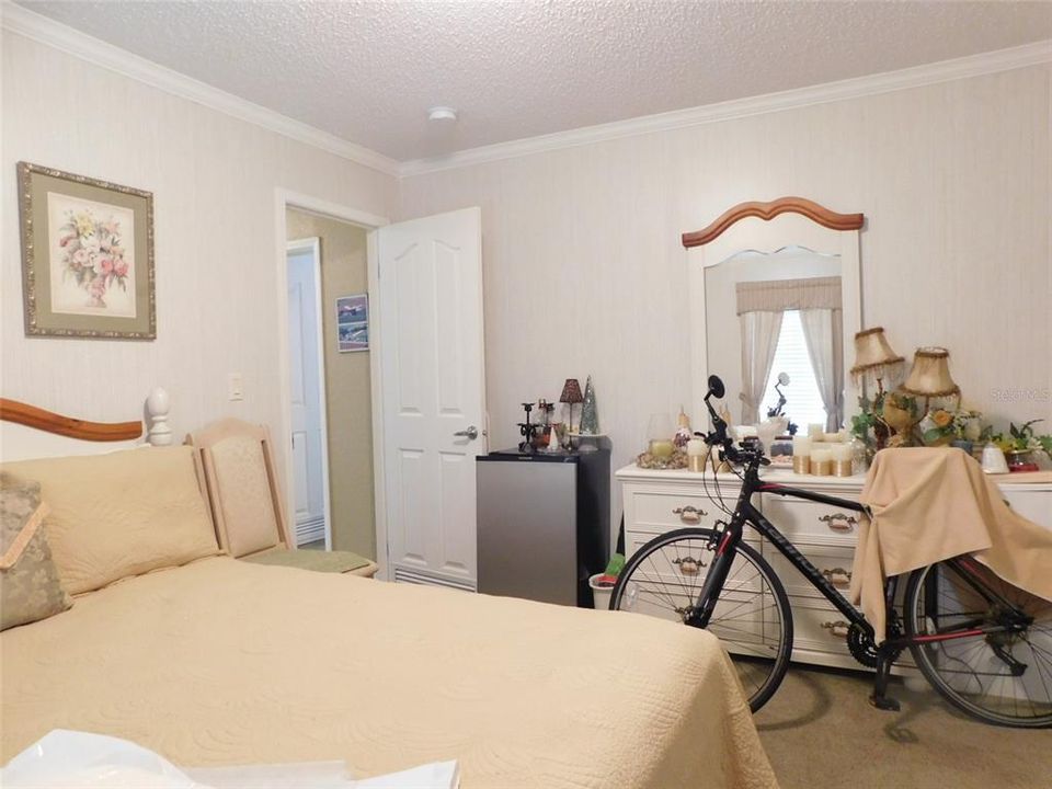 待售: $196,000 (2 贝兹, 2 浴室, 1296 平方英尺)