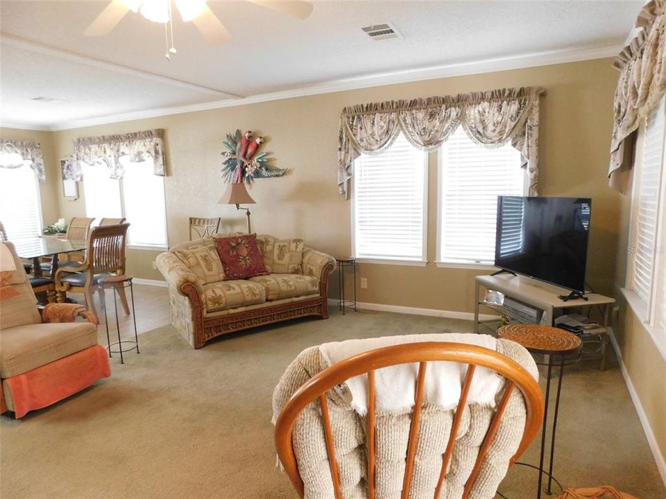 待售: $196,000 (2 贝兹, 2 浴室, 1296 平方英尺)