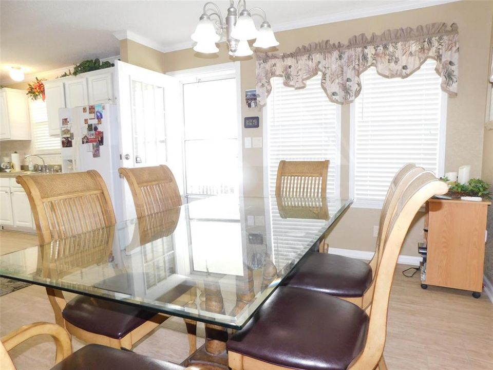 待售: $196,000 (2 贝兹, 2 浴室, 1296 平方英尺)