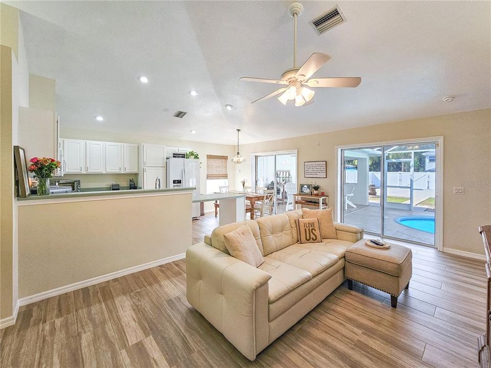 Под контрактом: $579,000 (2 спален, 2 ванн, 1082 Квадратных фут)