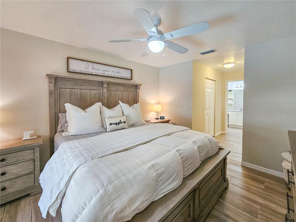 Под контрактом: $579,000 (2 спален, 2 ванн, 1082 Квадратных фут)