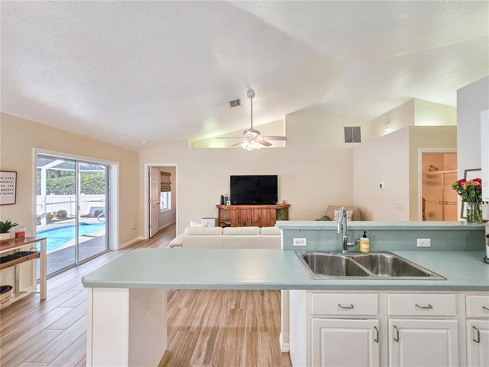 Под контрактом: $579,000 (2 спален, 2 ванн, 1082 Квадратных фут)