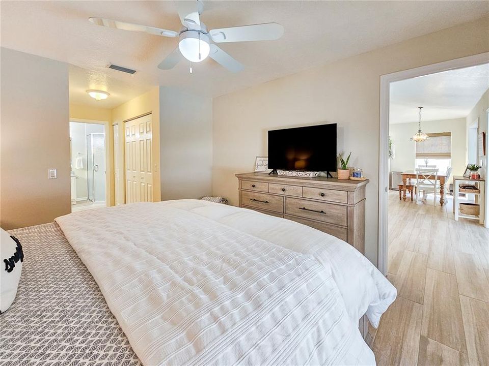 Под контрактом: $579,000 (2 спален, 2 ванн, 1082 Квадратных фут)