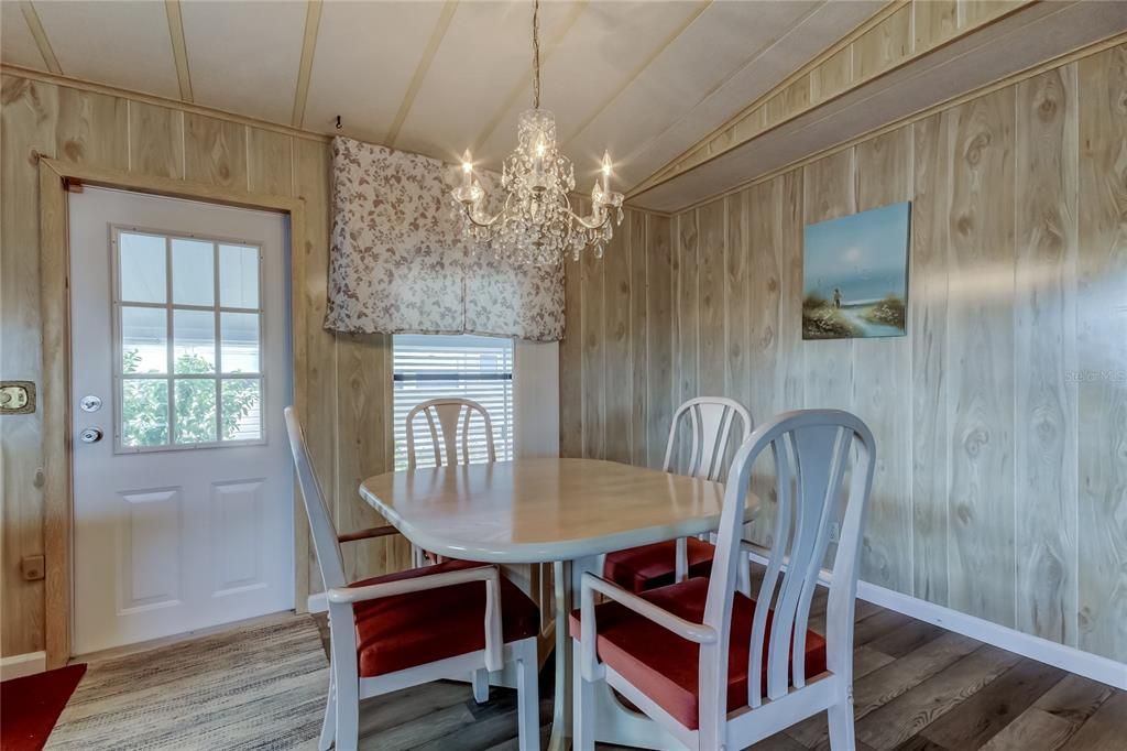 На продажу: $149,900 (2 спален, 2 ванн, 1144 Квадратных фут)