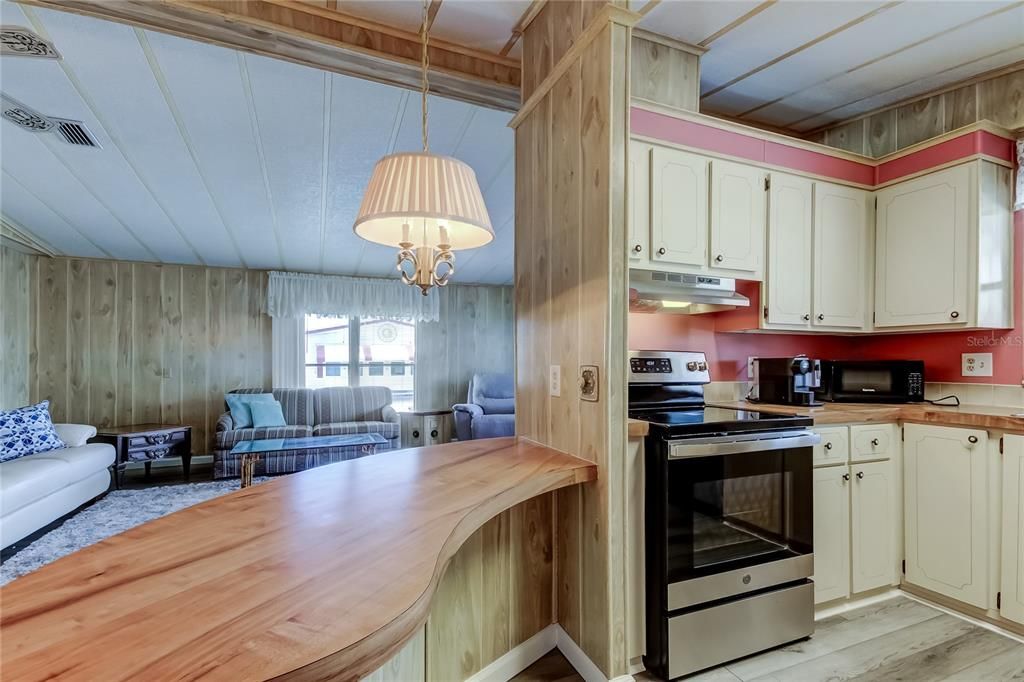 На продажу: $149,900 (2 спален, 2 ванн, 1144 Квадратных фут)