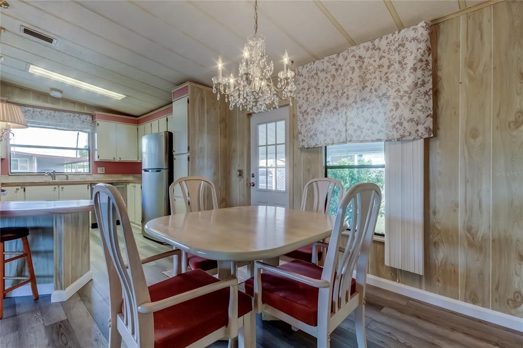 На продажу: $149,900 (2 спален, 2 ванн, 1144 Квадратных фут)