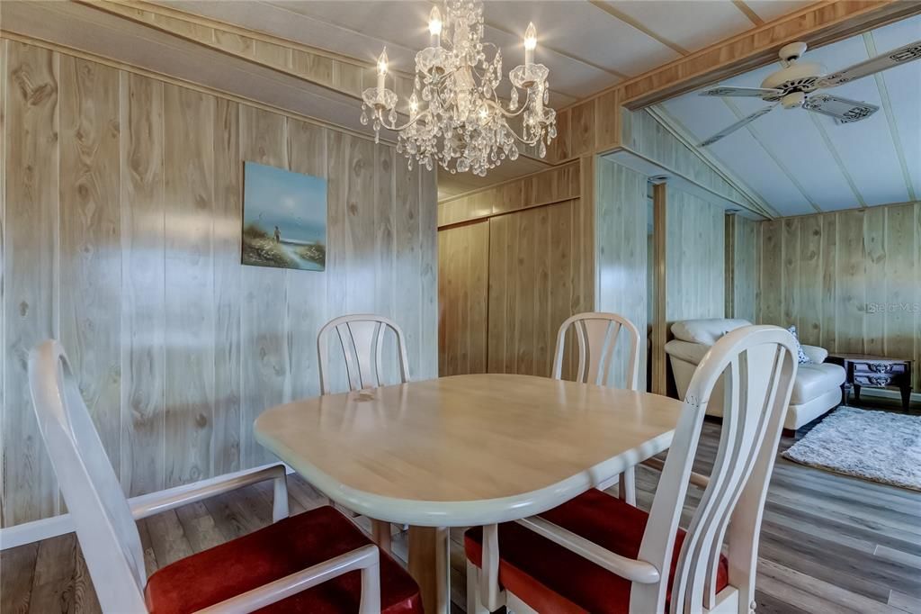 На продажу: $149,900 (2 спален, 2 ванн, 1144 Квадратных фут)