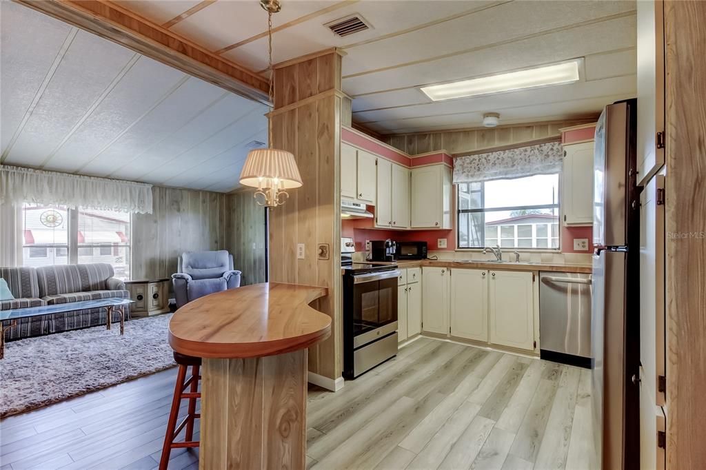 На продажу: $149,900 (2 спален, 2 ванн, 1144 Квадратных фут)