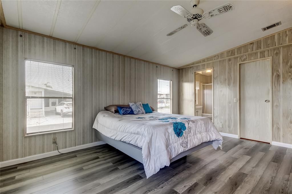 На продажу: $149,900 (2 спален, 2 ванн, 1144 Квадратных фут)