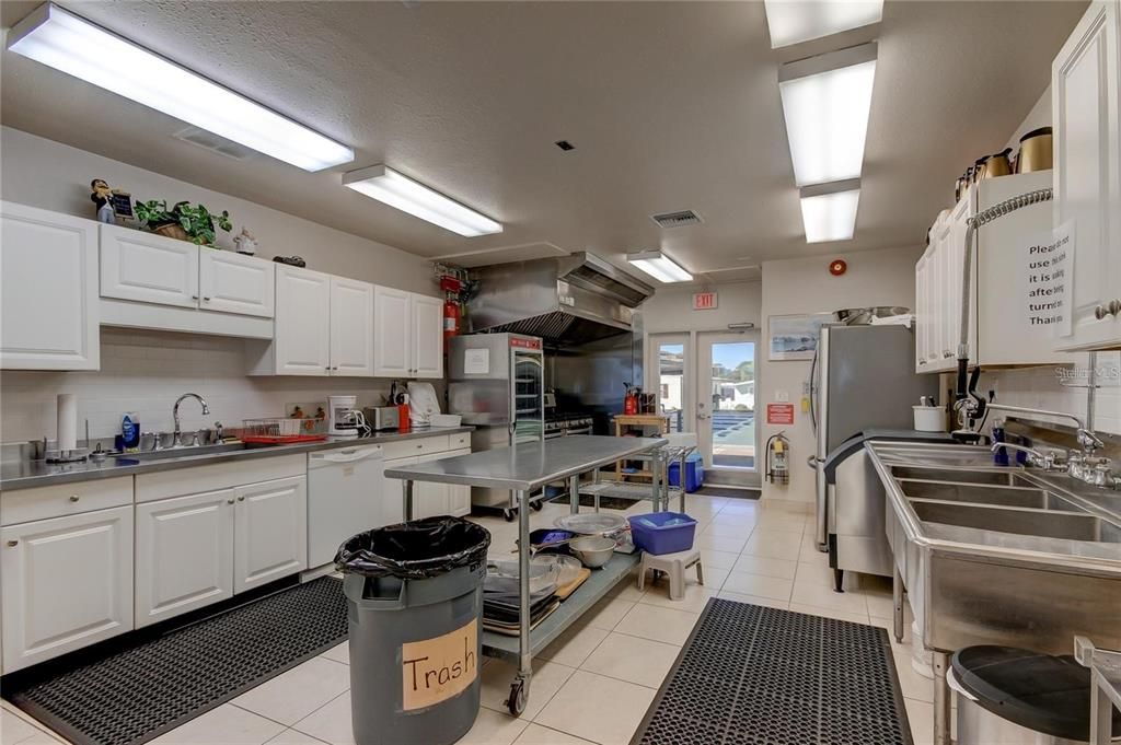 На продажу: $149,900 (2 спален, 2 ванн, 1144 Квадратных фут)