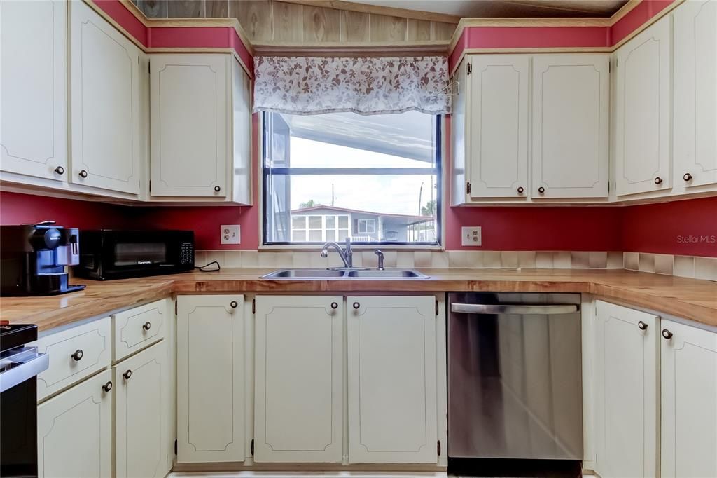 На продажу: $149,900 (2 спален, 2 ванн, 1144 Квадратных фут)