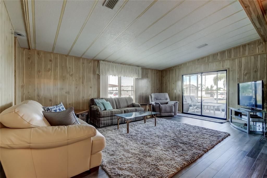 На продажу: $149,900 (2 спален, 2 ванн, 1144 Квадратных фут)