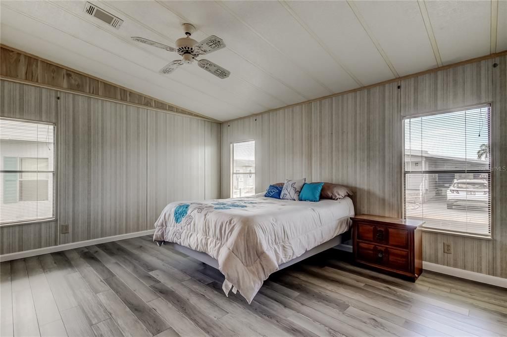 На продажу: $149,900 (2 спален, 2 ванн, 1144 Квадратных фут)