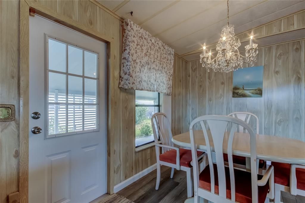 На продажу: $149,900 (2 спален, 2 ванн, 1144 Квадратных фут)