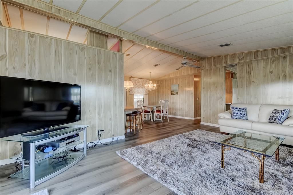 На продажу: $149,900 (2 спален, 2 ванн, 1144 Квадратных фут)