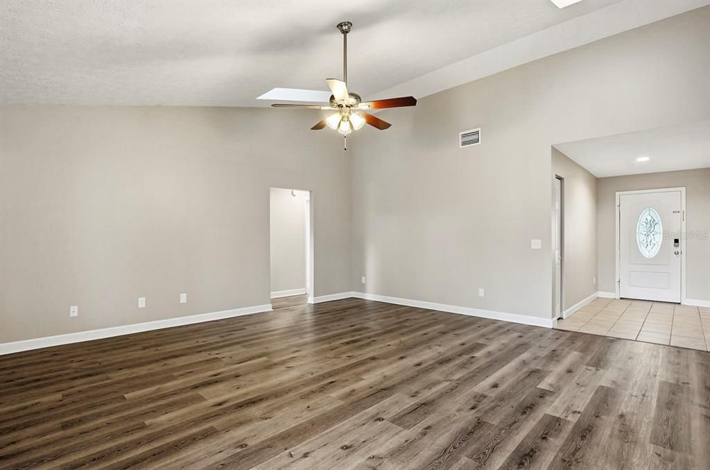 Activo con contrato: $419,900 (4 camas, 2 baños, 1754 Pies cuadrados)