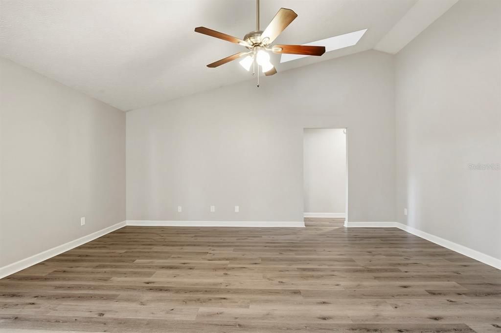 Activo con contrato: $419,900 (4 camas, 2 baños, 1754 Pies cuadrados)