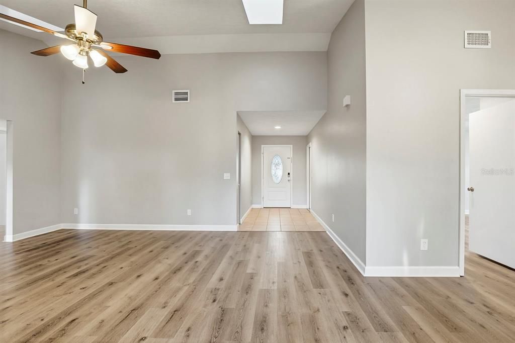 Activo con contrato: $419,900 (4 camas, 2 baños, 1754 Pies cuadrados)