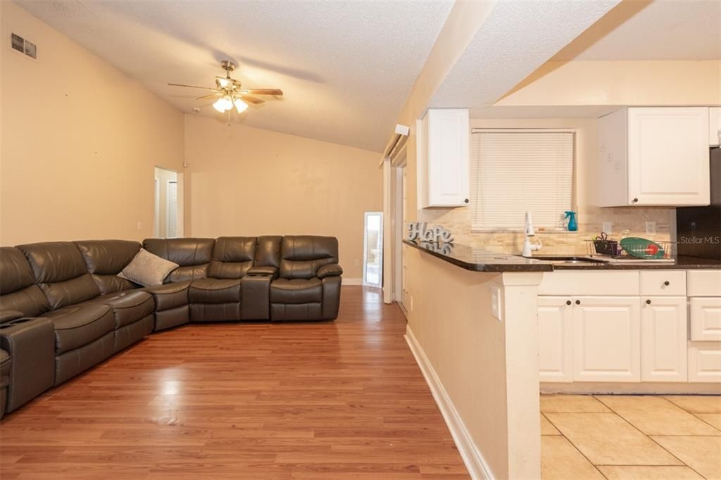 For Sale: $328,900 (4 beds, 2 baths, 1698 Square Feet)