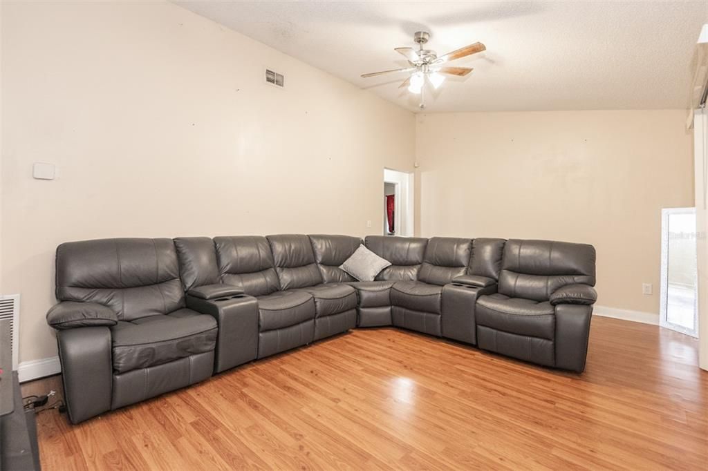 For Sale: $328,900 (4 beds, 2 baths, 1698 Square Feet)