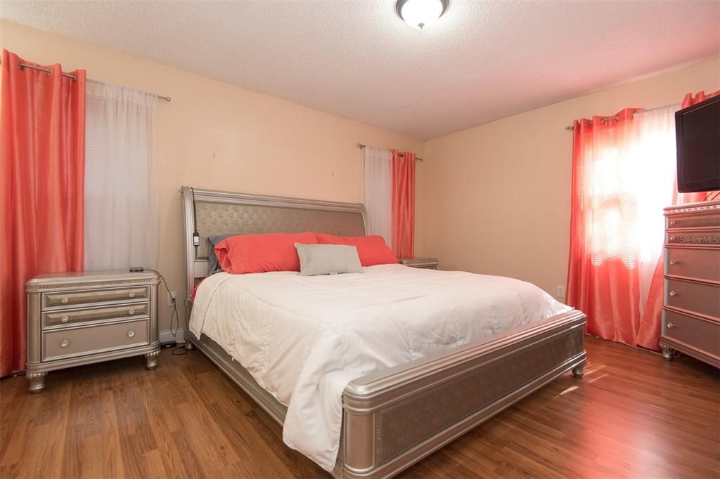 For Sale: $328,900 (4 beds, 2 baths, 1698 Square Feet)