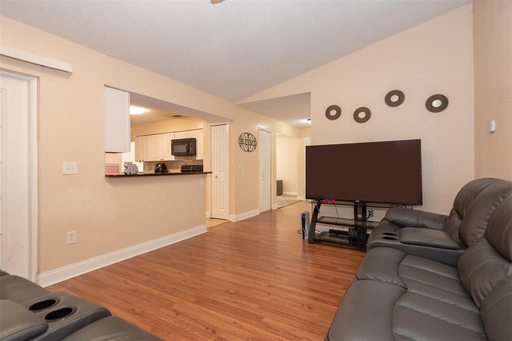 For Sale: $328,900 (4 beds, 2 baths, 1698 Square Feet)