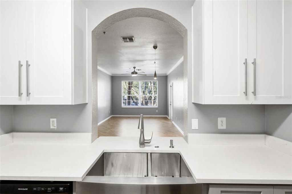 合同活跃: $2,000 (3 贝兹, 2 浴室, 1408 平方英尺)