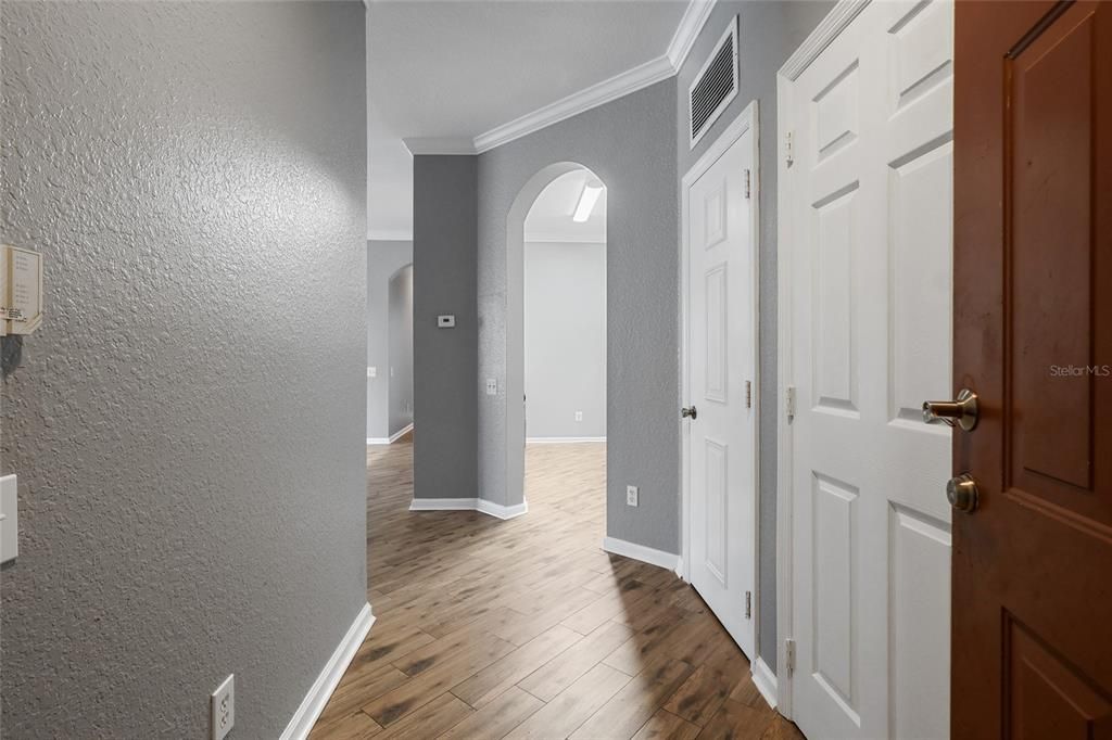 合同活跃: $2,000 (3 贝兹, 2 浴室, 1408 平方英尺)