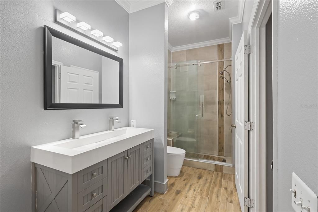 合同活跃: $2,000 (3 贝兹, 2 浴室, 1408 平方英尺)