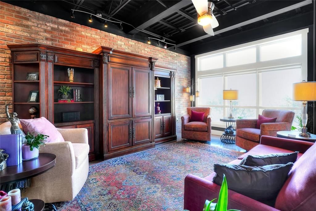 待售: $320,000 (1 贝兹, 1 浴室, 917 平方英尺)