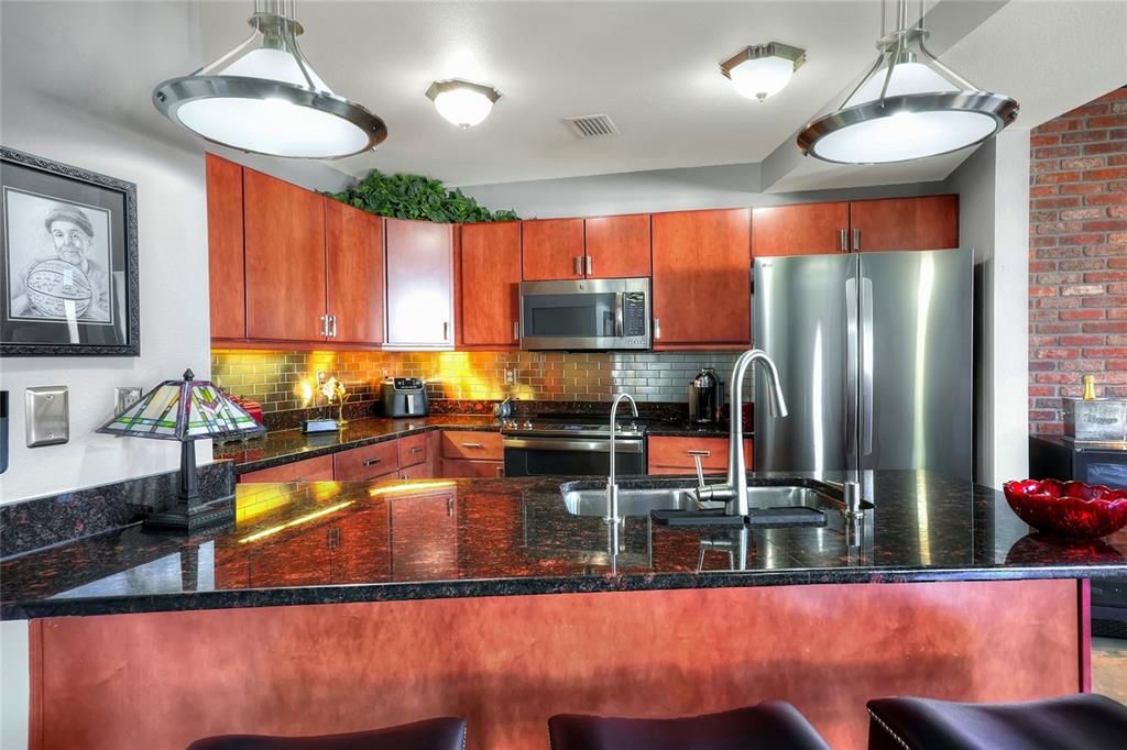 待售: $320,000 (1 贝兹, 1 浴室, 917 平方英尺)