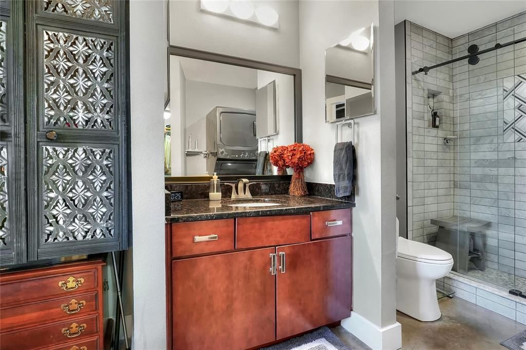 待售: $320,000 (1 贝兹, 1 浴室, 917 平方英尺)