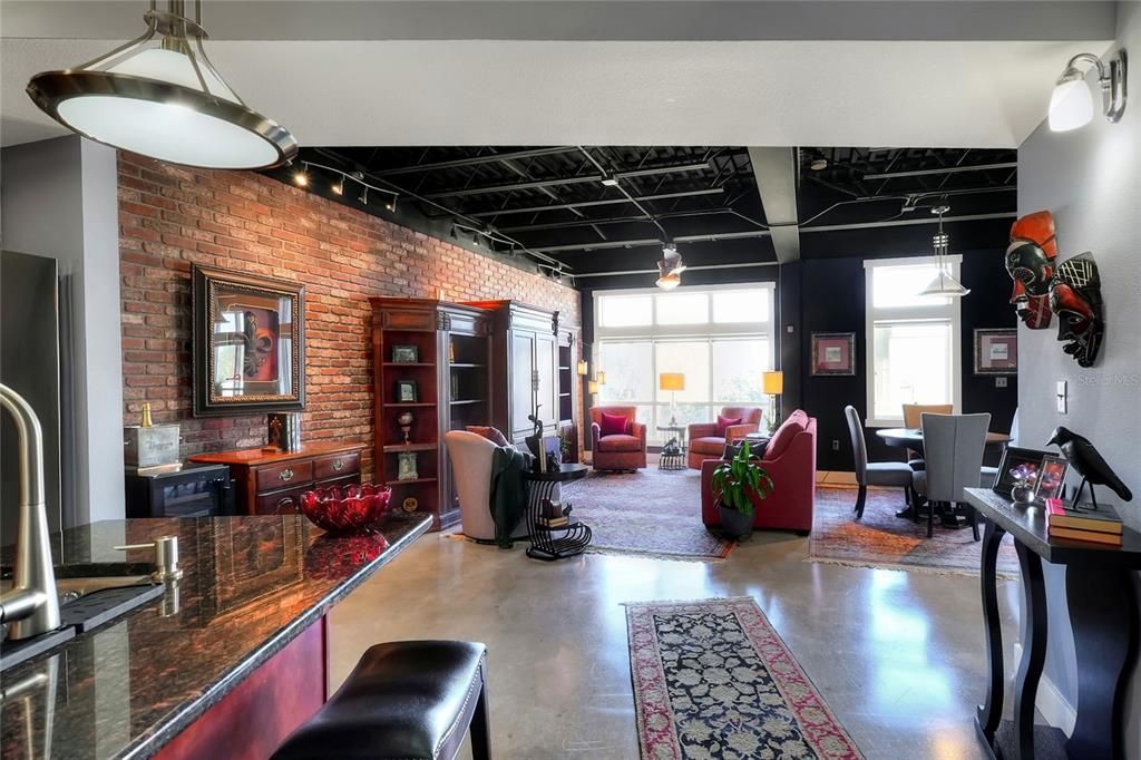 待售: $320,000 (1 贝兹, 1 浴室, 917 平方英尺)