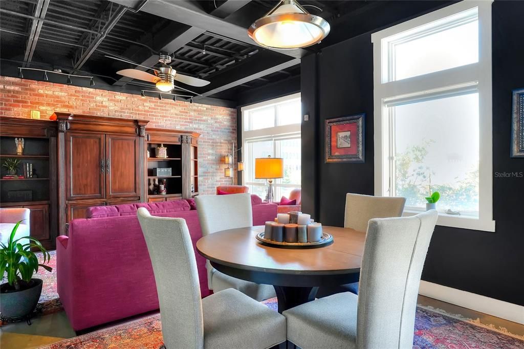 待售: $320,000 (1 贝兹, 1 浴室, 917 平方英尺)