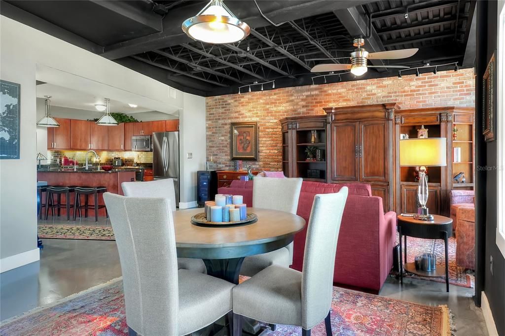 待售: $320,000 (1 贝兹, 1 浴室, 917 平方英尺)