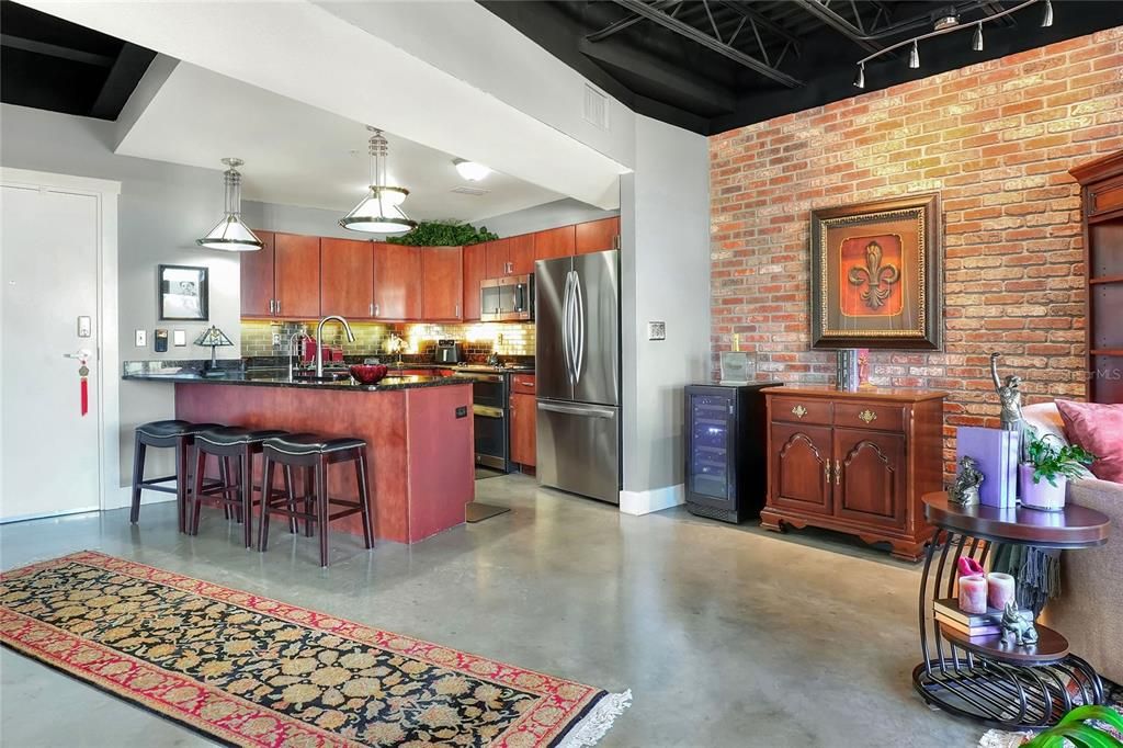 待售: $320,000 (1 贝兹, 1 浴室, 917 平方英尺)