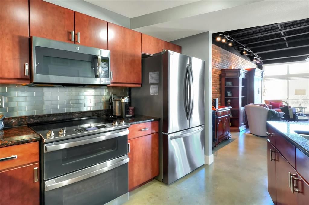 待售: $320,000 (1 贝兹, 1 浴室, 917 平方英尺)