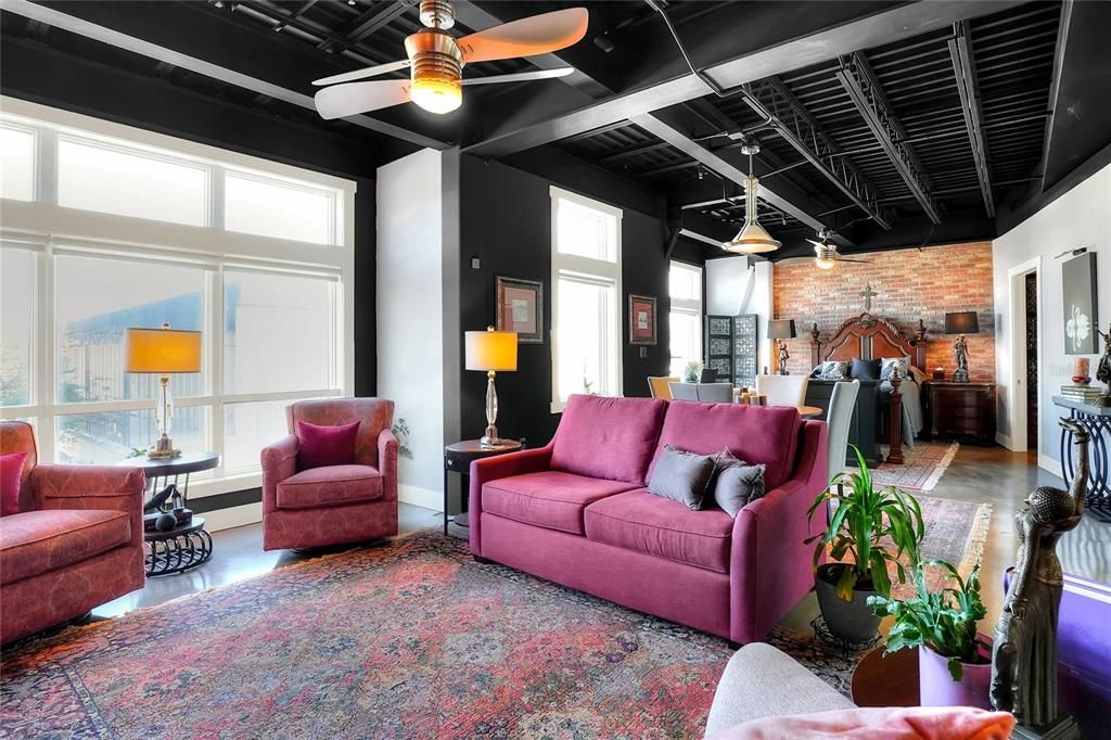 待售: $320,000 (1 贝兹, 1 浴室, 917 平方英尺)