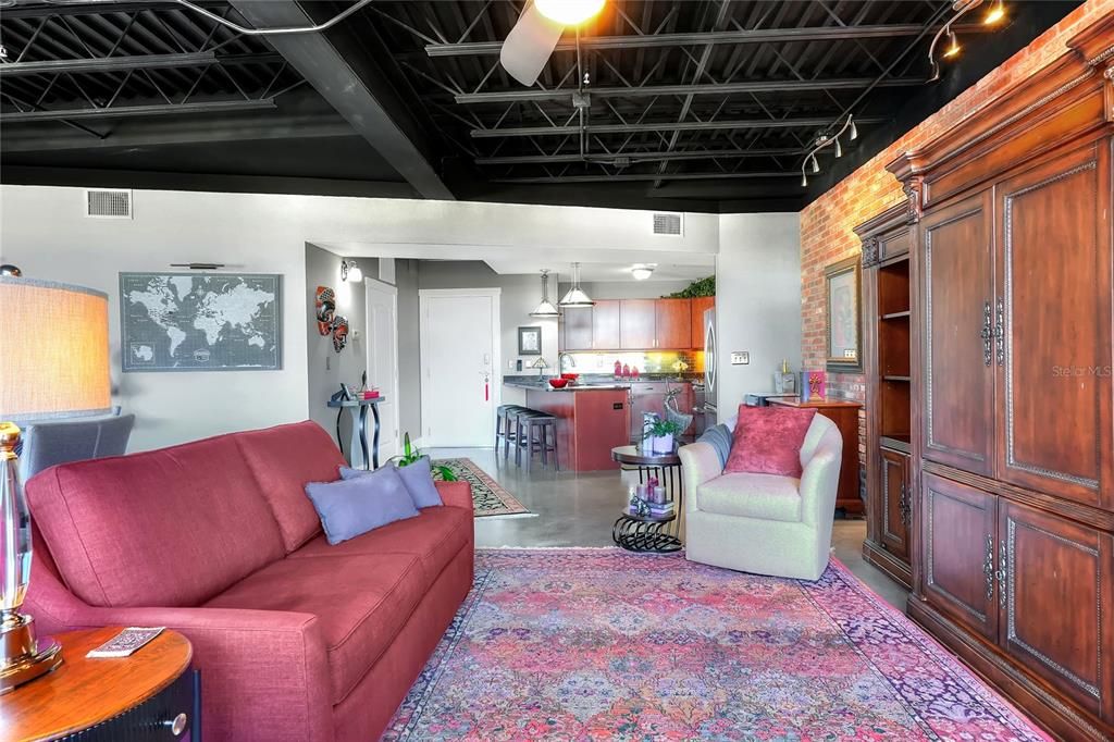 待售: $320,000 (1 贝兹, 1 浴室, 917 平方英尺)