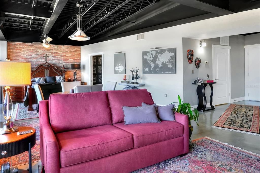 待售: $320,000 (1 贝兹, 1 浴室, 917 平方英尺)