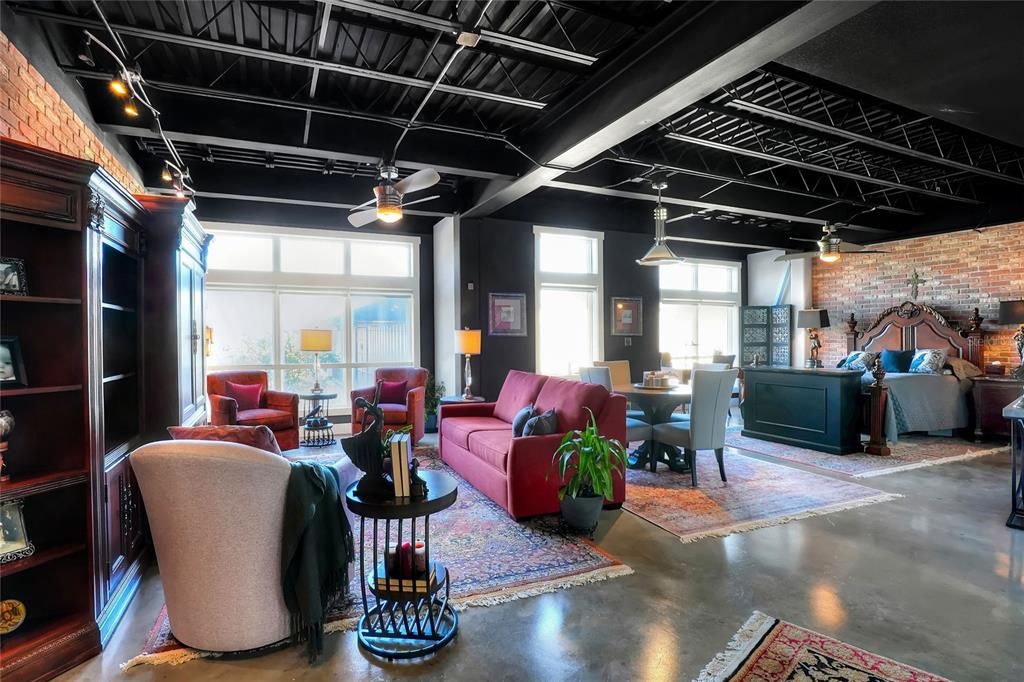 待售: $320,000 (1 贝兹, 1 浴室, 917 平方英尺)