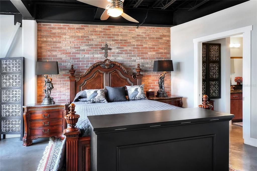 待售: $320,000 (1 贝兹, 1 浴室, 917 平方英尺)