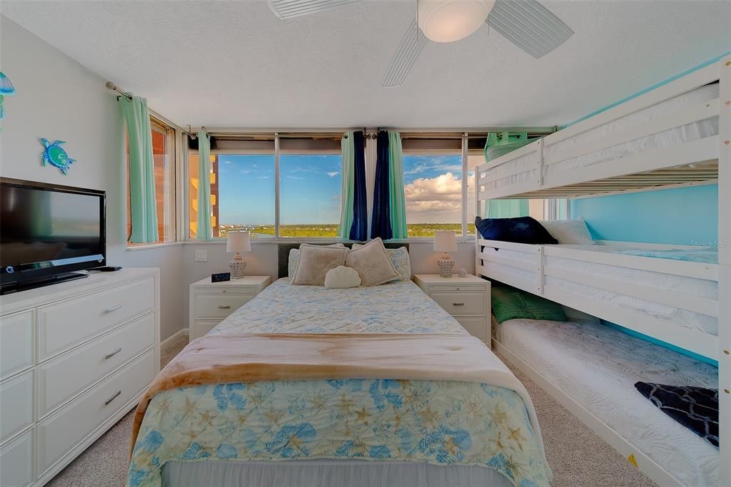 В аренду: $6,000 (2 спален, 2 ванн, 1330 Квадратных фут)