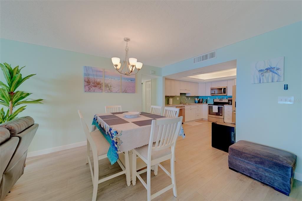 В аренду: $6,000 (2 спален, 2 ванн, 1330 Квадратных фут)