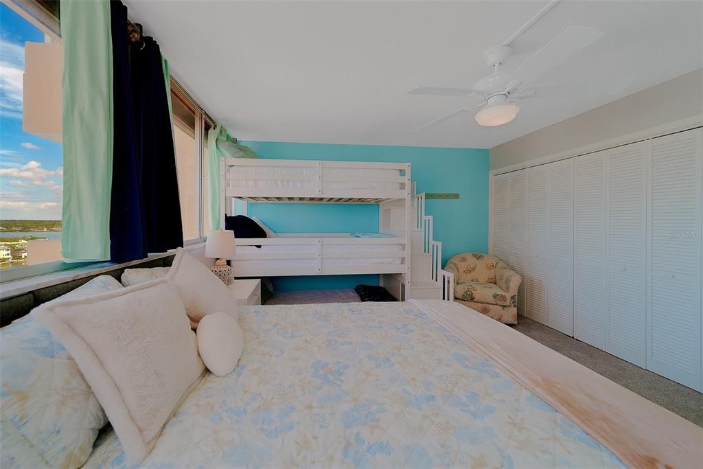 В аренду: $6,000 (2 спален, 2 ванн, 1330 Квадратных фут)