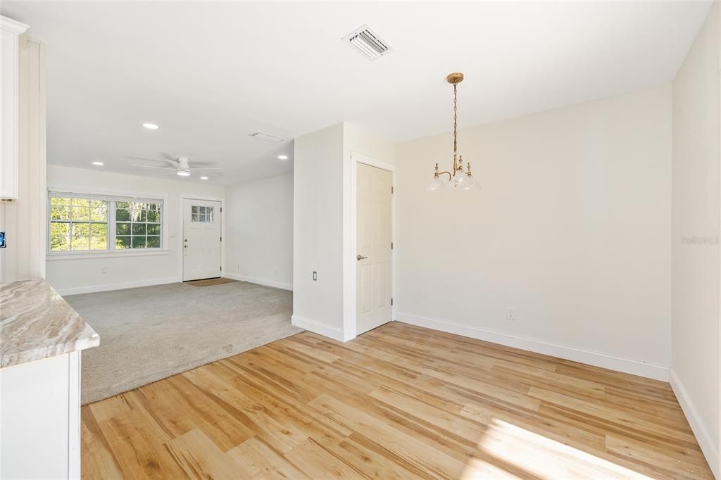 待售: $285,000 (2 贝兹, 2 浴室, 1284 平方英尺)