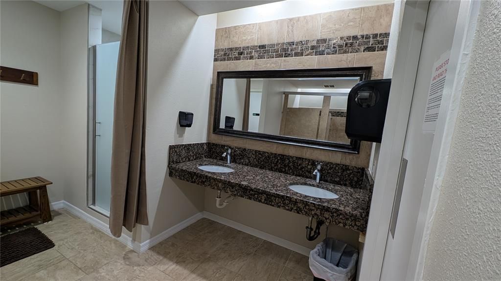 待售: $135,000 (1 贝兹, 1 浴室, 675 平方英尺)